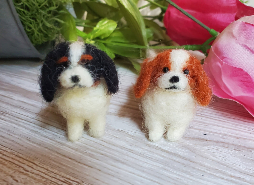 King cavalier Spaniel dog needle felted Charles Spaniel dog ornament. Christmas Spaniel doll house pet  needle felted animals wool