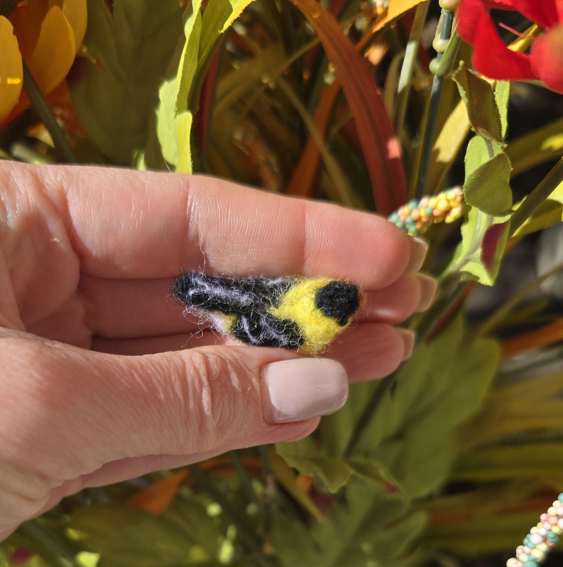 Miniature gold finch bird. Dollhouse bird.needle felted bird.