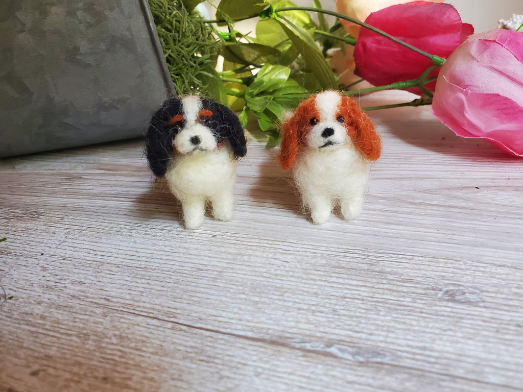 King cavalier Spaniel dog needle felted Charles Spaniel dog ornament. Christmas Spaniel doll house pet  needle felted animals wool