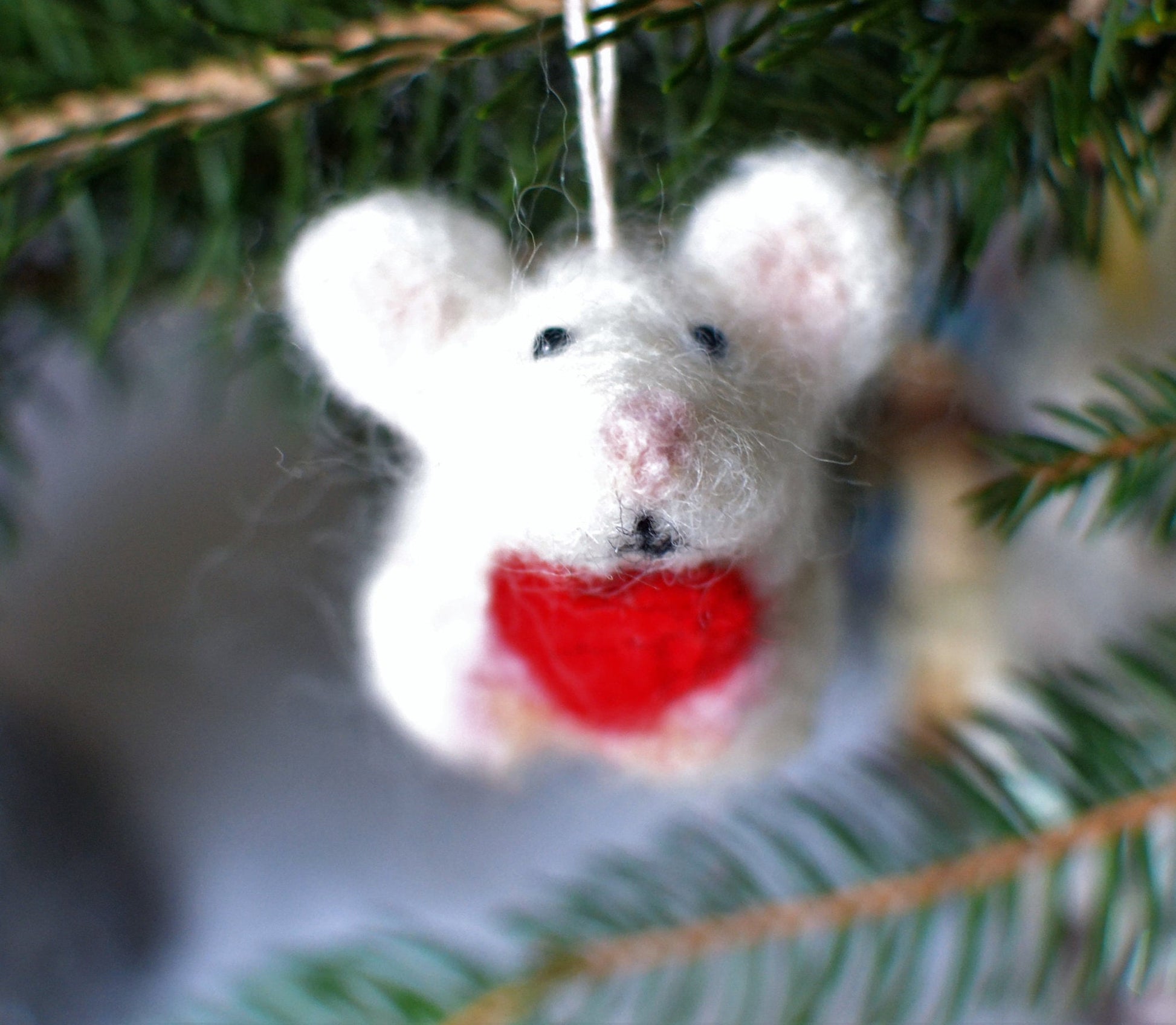 Christmas ornament needle felted mouse. Needle felted animal. White mouse with heart decoration. Wooland animals.