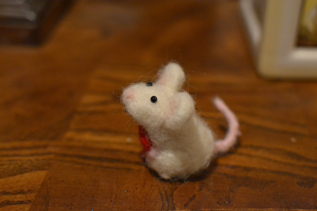 Christmas ornament needle felted mouse. Needle felted animal. White mouse with heart decoration. Wooland animals.