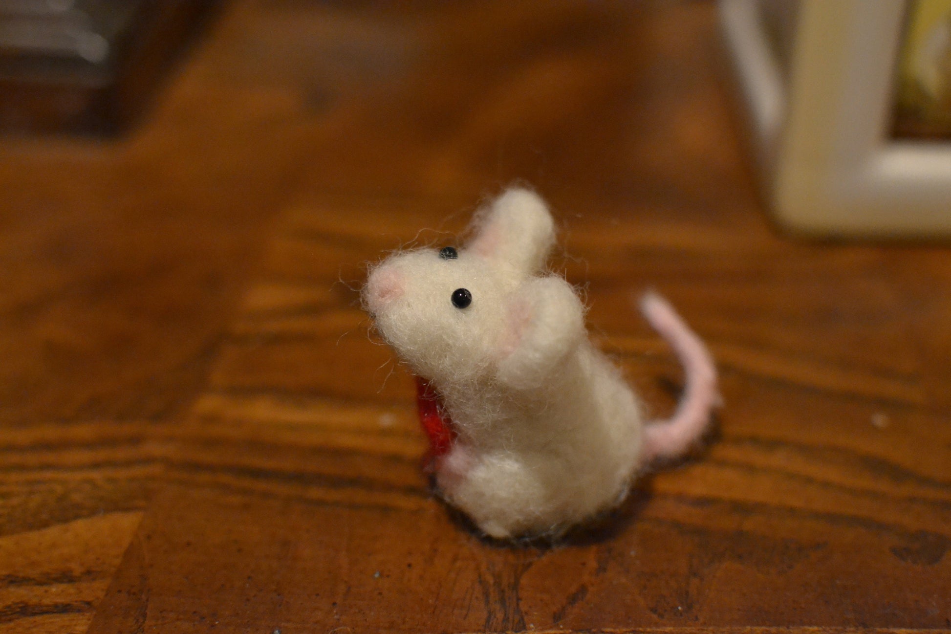 Christmas ornament needle felted mouse. Needle felted animal. White mouse with heart decoration. Wooland animals.