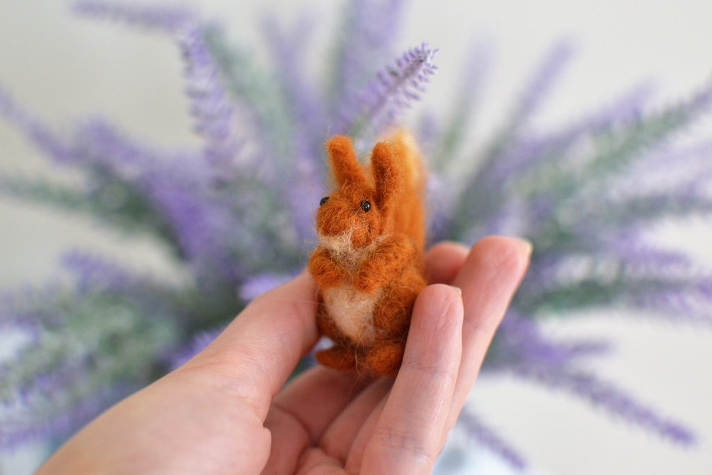 Needle felted miniature squirrel. miniatures animal. wool miniatres needle felted animals mini animals.
