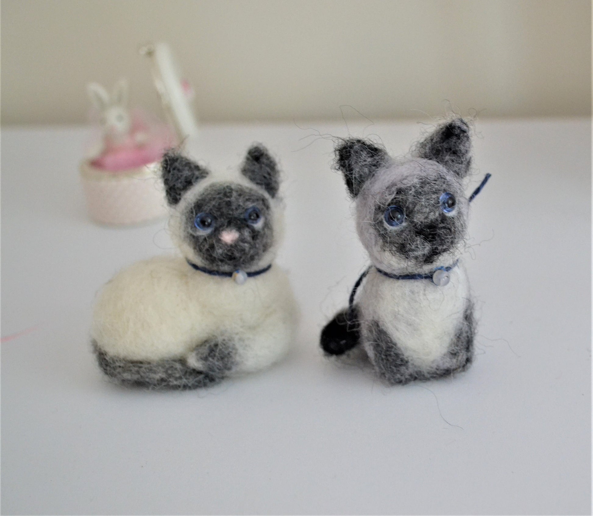 Needle felted cat. felted kittens. Christmas ornament Siames kitten cat wool animals. Needle felted gift.