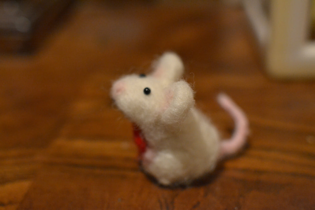 Christmas ornament needle felted mouse. Needle felted animal. White mouse with heart decoration. Wooland animals.
