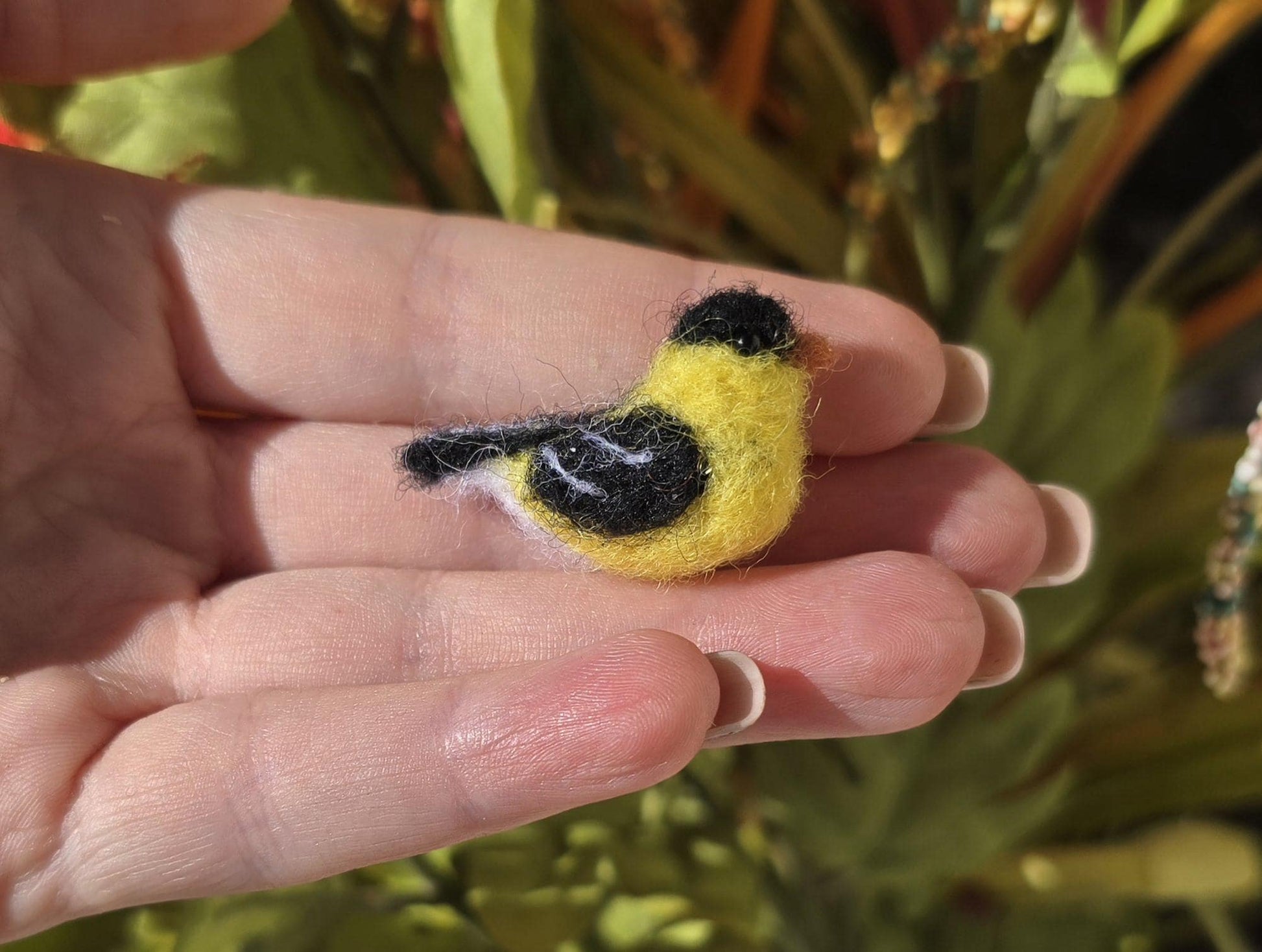 Miniature gold finch bird. Dollhouse bird.needle felted bird.