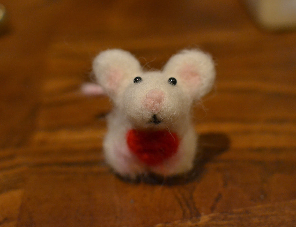 Christmas ornament needle felted mouse. Needle felted animal. White mouse with heart decoration. Wooland animals.